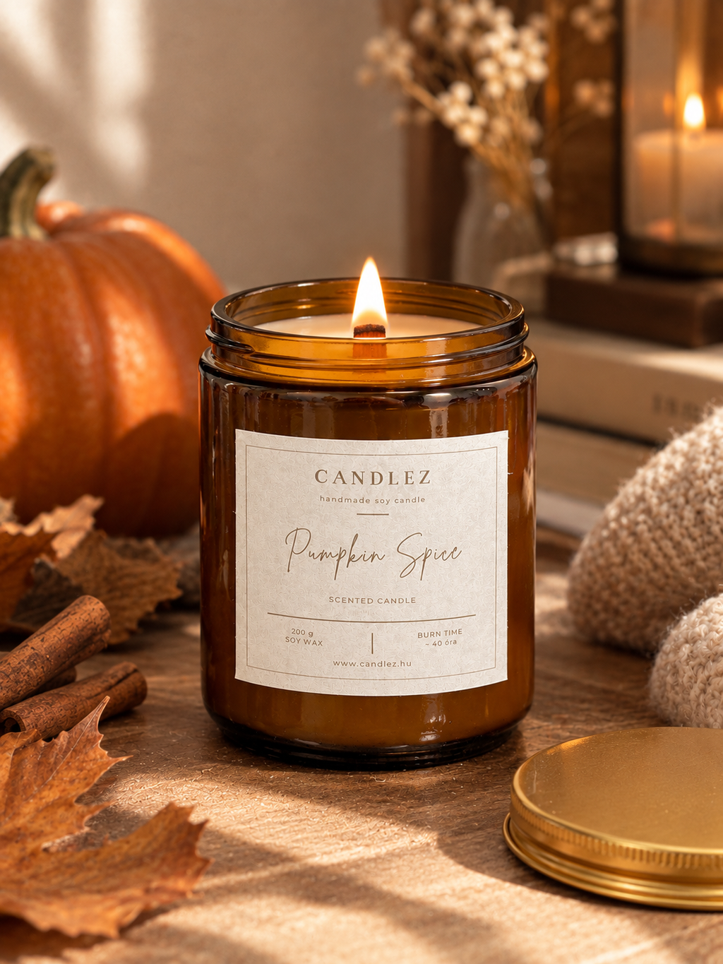 Candlez Pumpkin Pie sütőtökös pite kézműves szójaviasz illatgyertya tök fahéj vanília illattal, fakanóccal elegáns borostyánszínű pohárban őszi otthoni dekoráció
