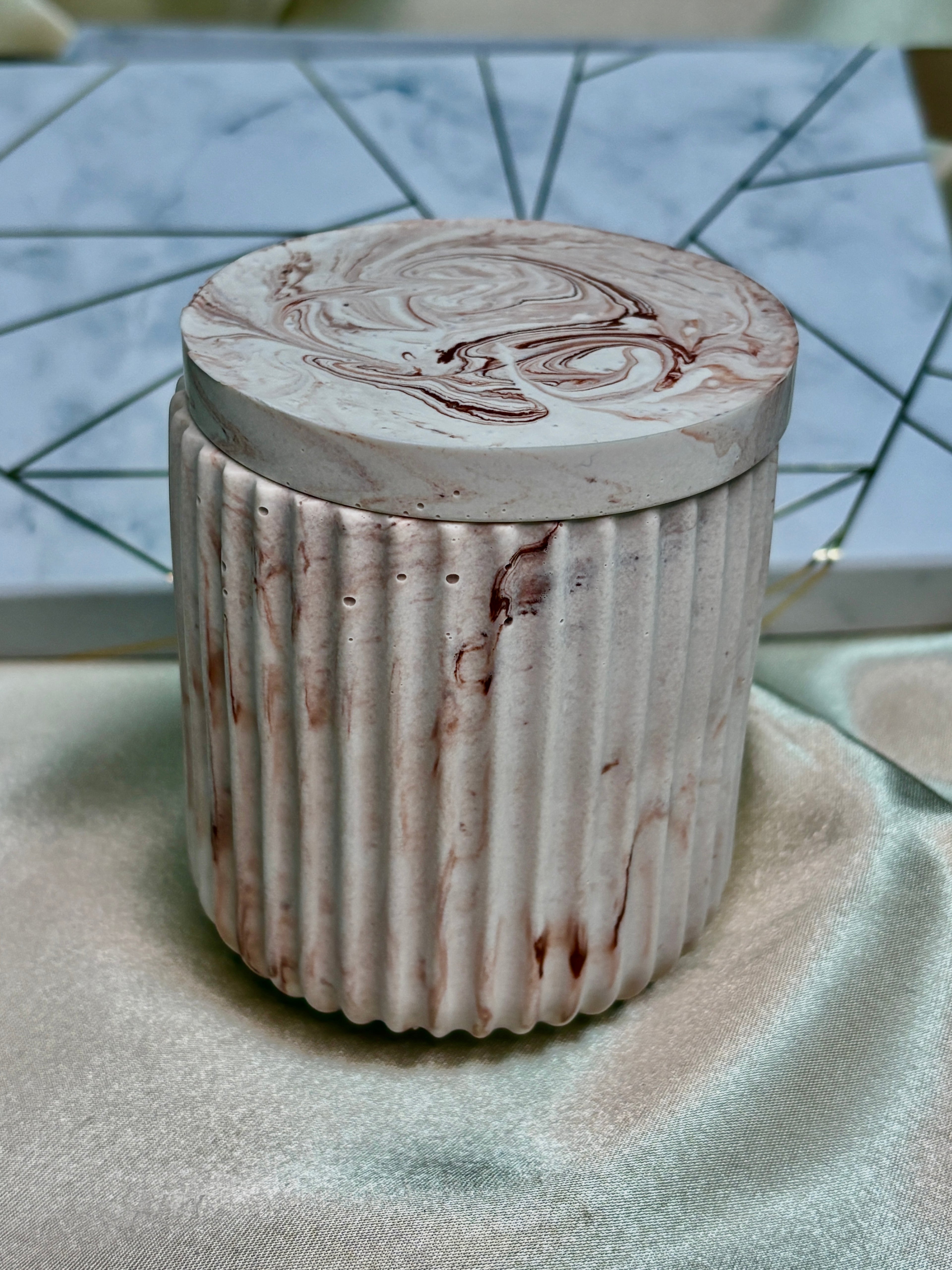 Bordázott márvány hatású tégely