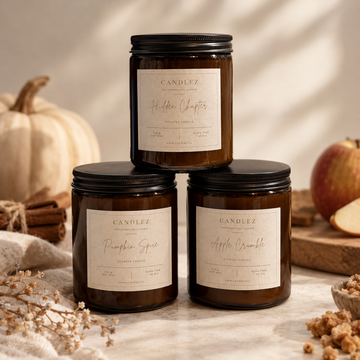 Illatgyertya borostyán színű üvegben fakanóccal Pumpkin spice, almás fahéjas illatban