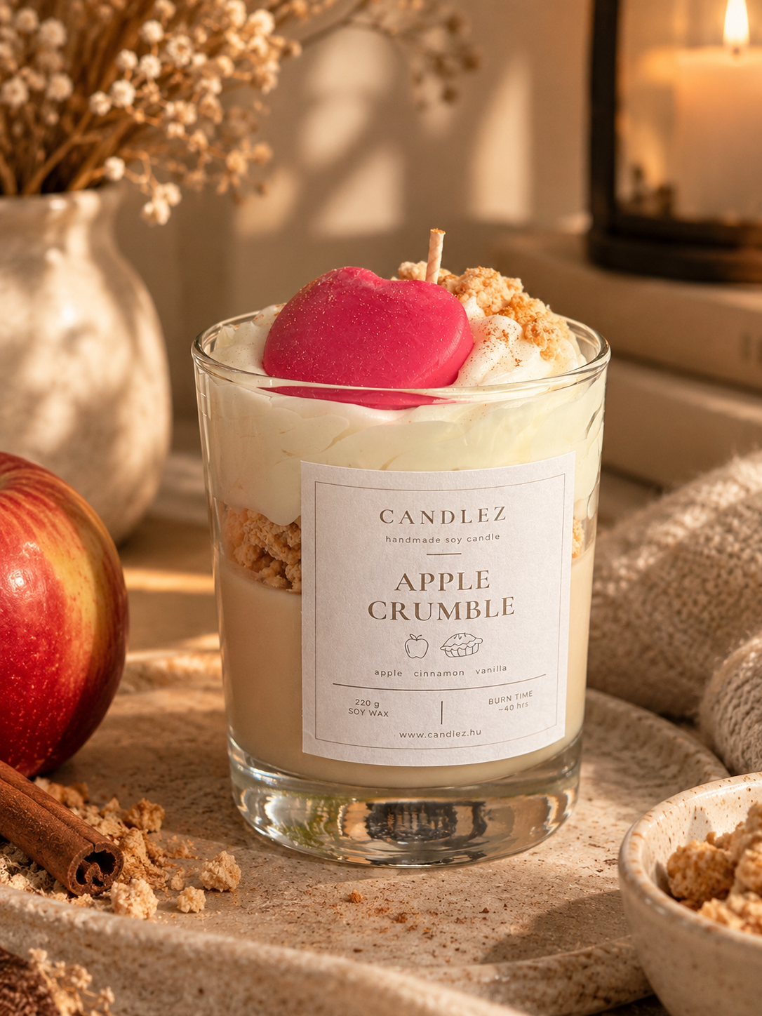 Candlez Apple Crumble almás fahéjas sütemény kézműves szójaviasz desszertgyertya alma fahéj vanília illattal, üvegpohárban, őszi hangulat otthonra