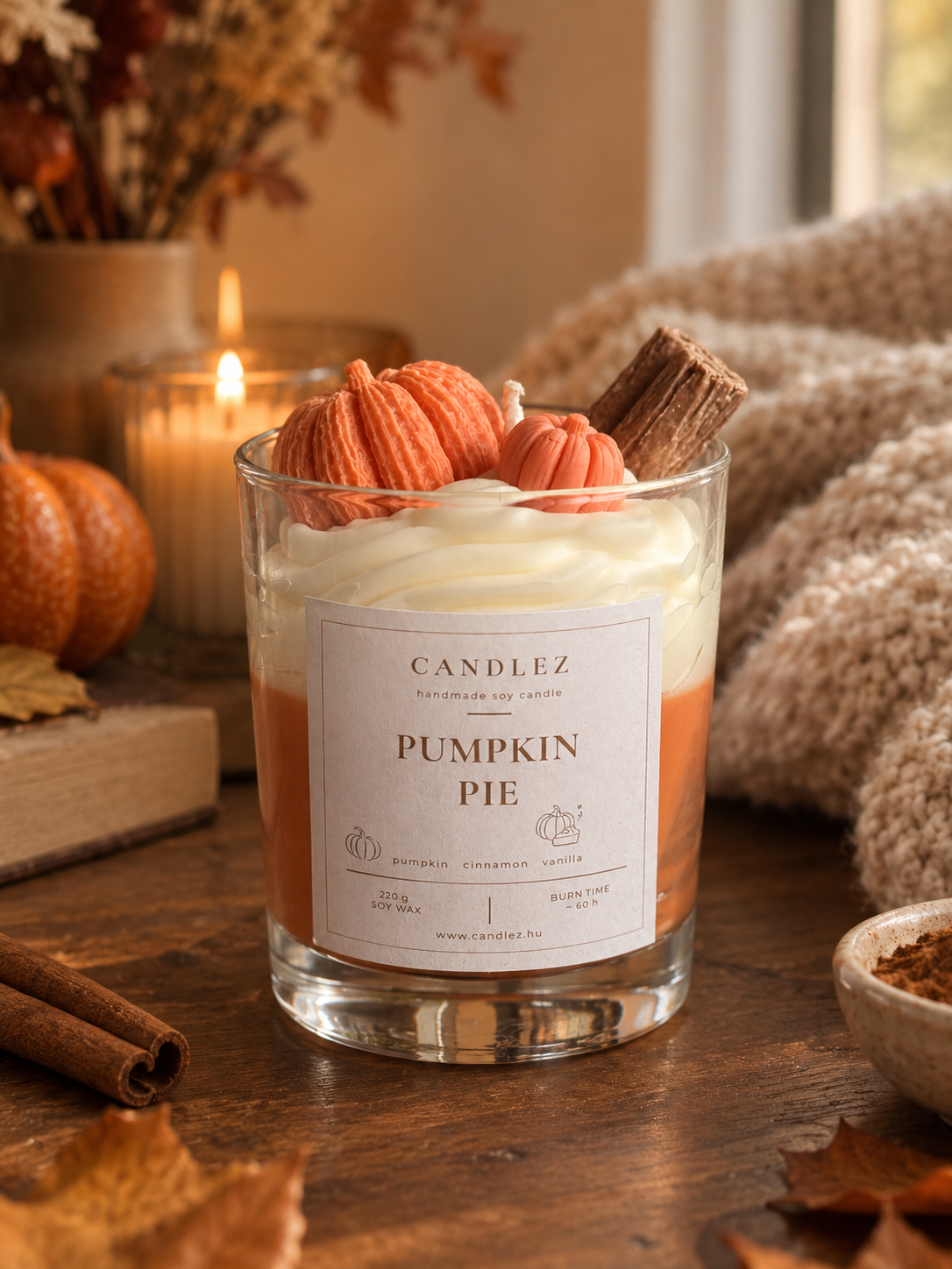 Candlez Pumpkin Pie sütőtökös pite kézműves szójaviasz gyertya tök fahéj vanília illattal, üvegpohárban viasztök díszítéssel, őszi otthoni dekoráció